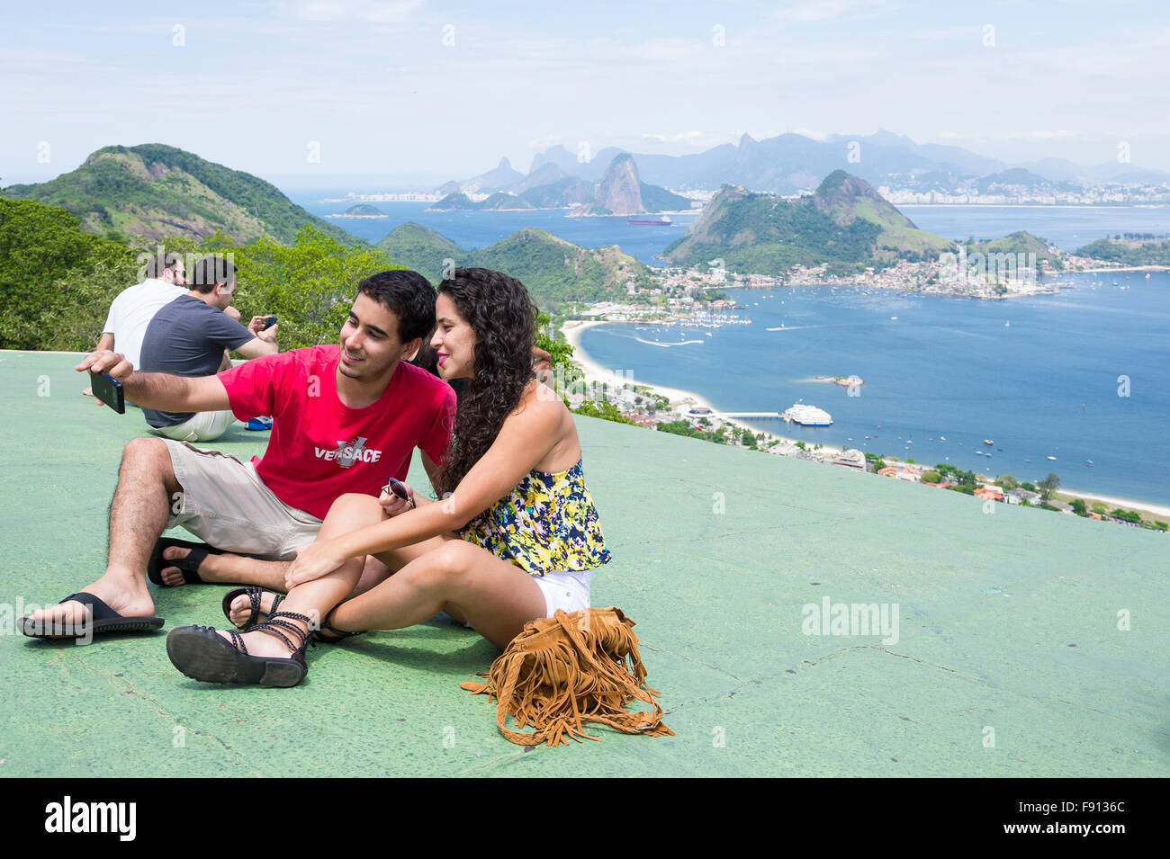 RIO DE JANEIRO, Brasilien - 24. Oktober 2015: Junge brasilianische paar nimmt eine Selfie an einem malerischen Aussichtspunkt in Niteroi. Stockfoto