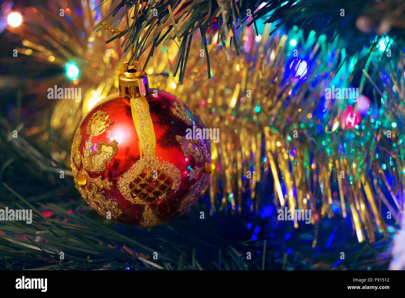 Weihnachten Silvester Spielzeug auf einem unscharfen Hintergrund von Weihnachtsbäume und Girlanden. Stockfoto