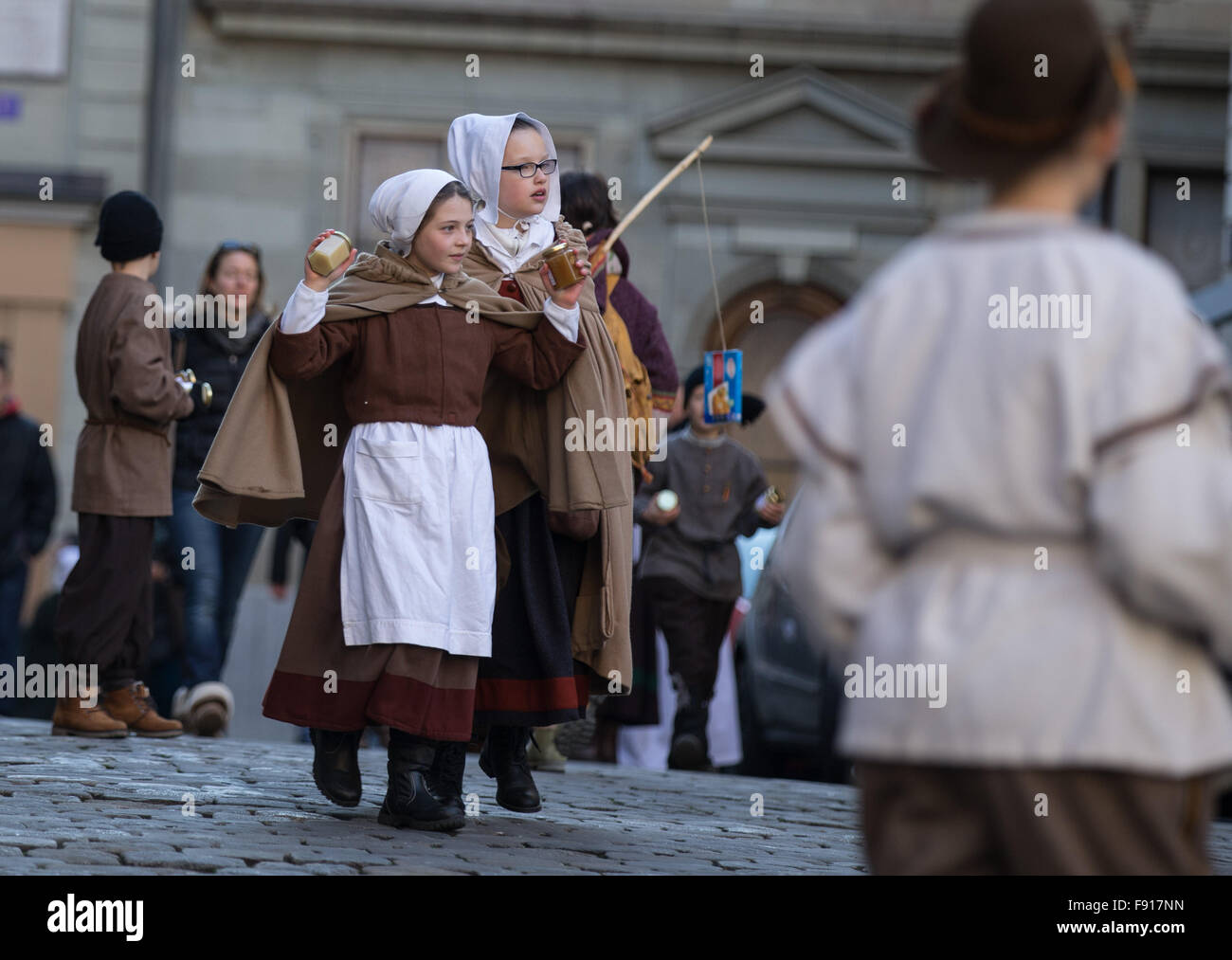 Genf, Schweiz. 11. Dezember 1602. Kinder, die in alten Uniformen gekleidet ausführen während der L'Escalade (das Gesetz der Skalierung Verteidigungsmauern) Feierlichkeiten in Genf, Schweiz, 12. Dezember 2015. L ' Escalade ist ein jährliches Festival hielt im Dezember in Genf, Schweiz, feiert die Niederlage der Überraschungsangriff von den Truppen von Herzog von Savoyen in der Nacht vom 11. Dezember 1602 geschickt. © Xu Jinquan/Xinhua/Alamy Live-Nachrichten Stockfoto