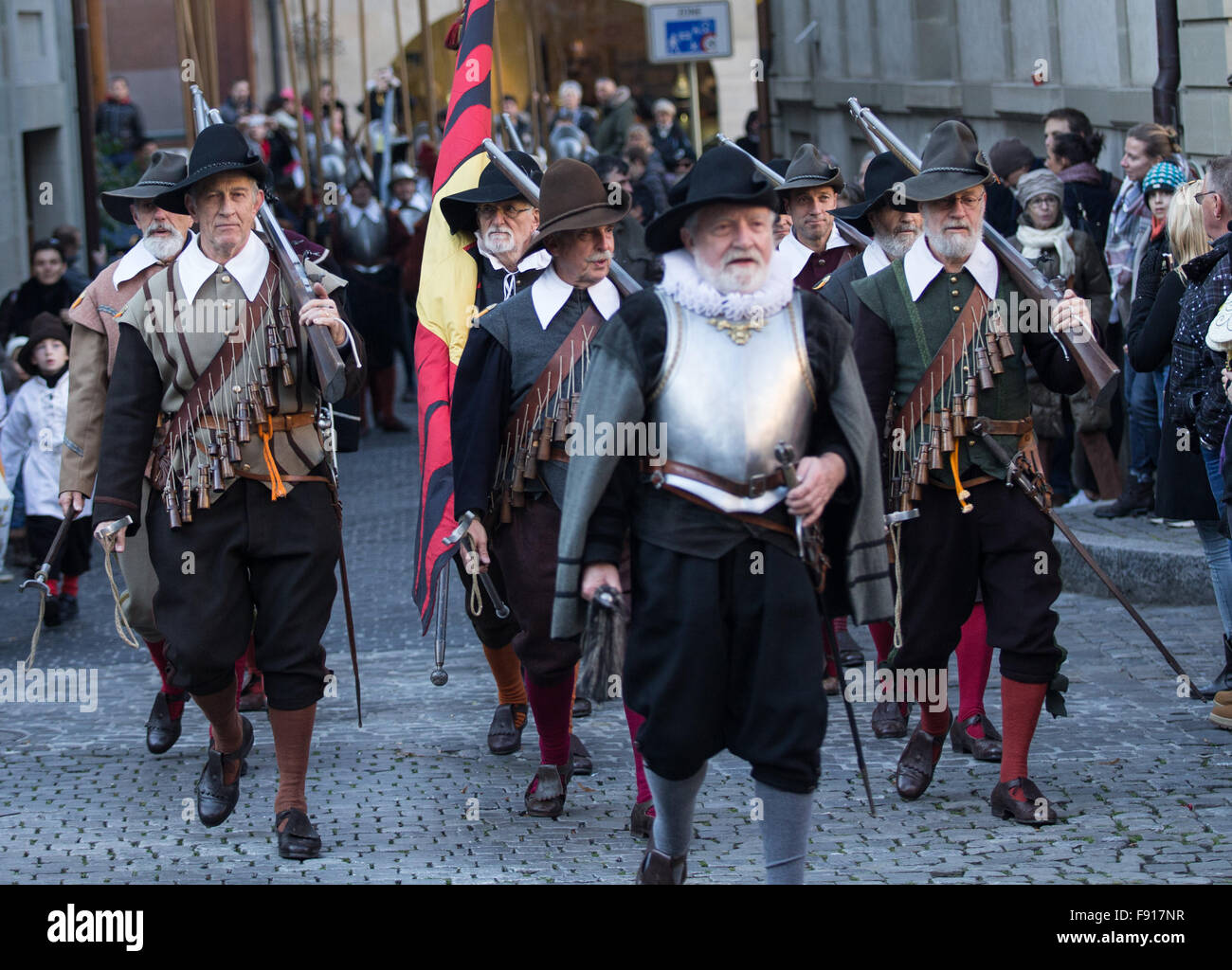 Genf, Schweiz. 11. Dezember 1602. Personen, die in alten Uniformen gekleidet ausführen während der L'Escalade (das Gesetz der Skalierung Verteidigungsmauern) Feierlichkeiten in Genf, Schweiz, 12. Dezember 2015. L ' Escalade ist ein jährliches Festival hielt im Dezember in Genf, Schweiz, feiert die Niederlage der Überraschungsangriff von den Truppen von Herzog von Savoyen in der Nacht vom 11. Dezember 1602 geschickt. © Xu Jinquan/Xinhua/Alamy Live-Nachrichten Stockfoto