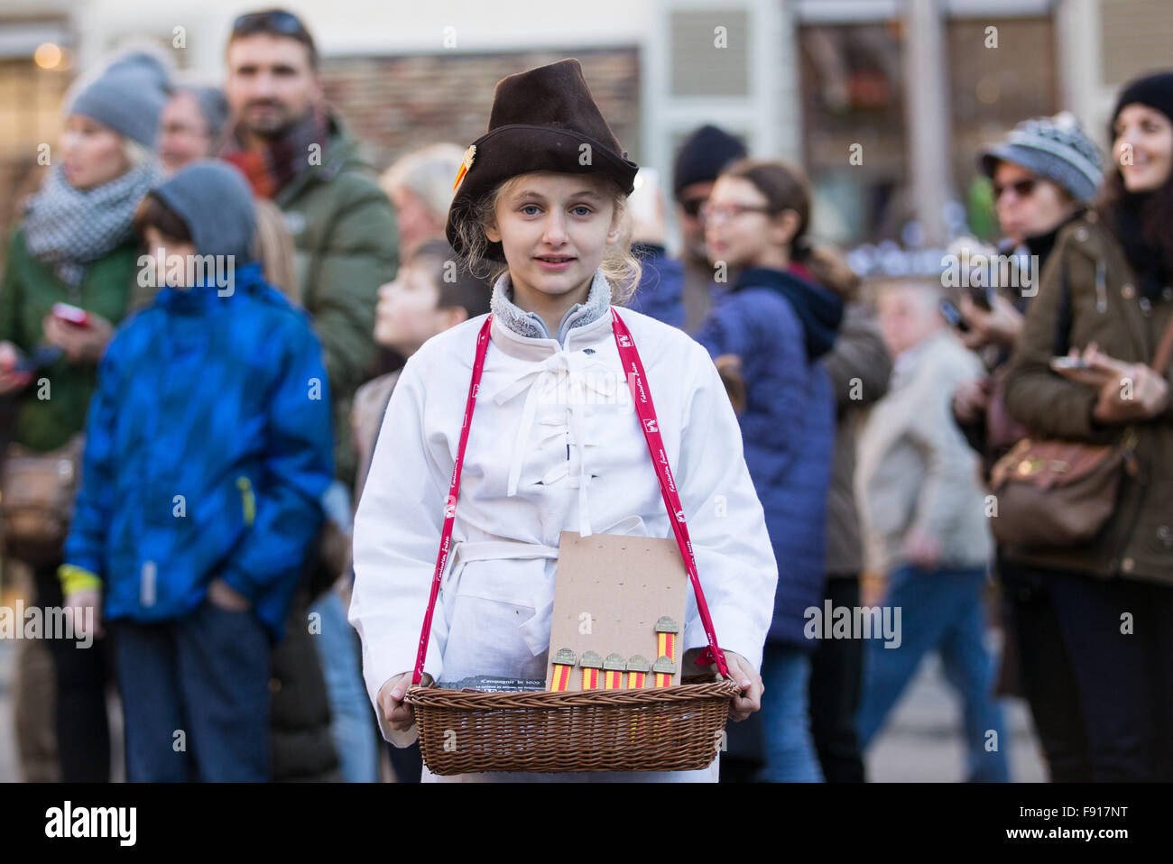 Genf, Schweiz. 11. Dezember 1602. Eine Mädchen in alten Uniform gekleidet verkauft Souvenir-Abzeichen während der L'Escalade (das Gesetz der Skalierung Verteidigungsmauern) Feierlichkeiten in Genf, Schweiz, 12. Dezember 2015. L ' Escalade ist ein jährliches Festival hielt im Dezember in Genf, Schweiz, feiert die Niederlage der Überraschungsangriff von den Truppen von Herzog von Savoyen in der Nacht vom 11. Dezember 1602 geschickt. © Xu Jinquan/Xinhua/Alamy Live-Nachrichten Stockfoto