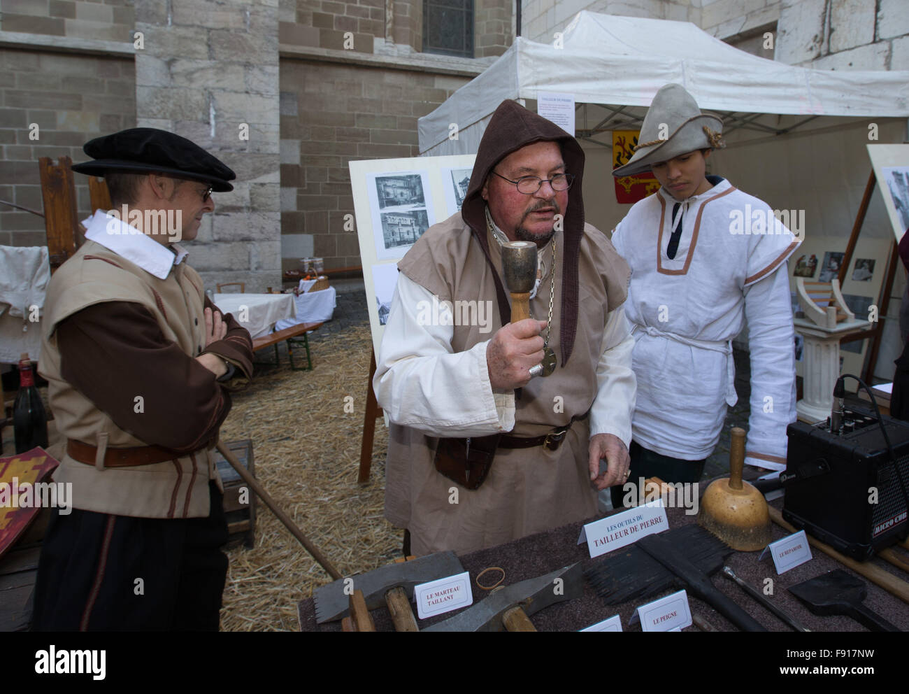 Genf, Schweiz. 11. Dezember 1602. Personen, die in alten Uniformen gekleidet ausführen während der L'Escalade (das Gesetz der Skalierung Verteidigungsmauern) Feierlichkeiten in Genf, Schweiz, 12. Dezember 2015. L ' Escalade ist ein jährliches Festival hielt im Dezember in Genf, Schweiz, feiert die Niederlage der Überraschungsangriff von den Truppen von Herzog von Savoyen in der Nacht vom 11. Dezember 1602 geschickt. © Xu Jinquan/Xinhua/Alamy Live-Nachrichten Stockfoto