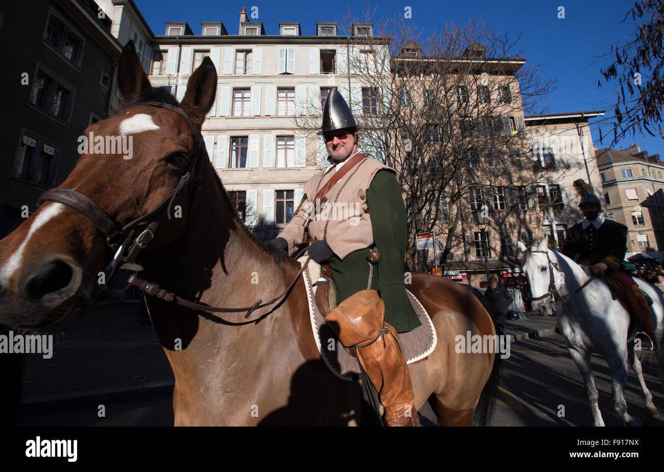 Genf, Schweiz. 11. Dezember 1602. Ein junger Mann, gekleidet in alten Uniform der Kavallerie beteiligt sich an der L'Escalade (das Gesetz der Skalierung Verteidigungsmauern) feiern in Genf, Schweiz, 12. Dezember 2015. L ' Escalade ist ein jährliches Festival hielt im Dezember in Genf, Schweiz, feiert die Niederlage der Überraschungsangriff von den Truppen von Herzog von Savoyen in der Nacht vom 11. Dezember 1602 geschickt. © Xu Jinquan/Xinhua/Alamy Live-Nachrichten Stockfoto