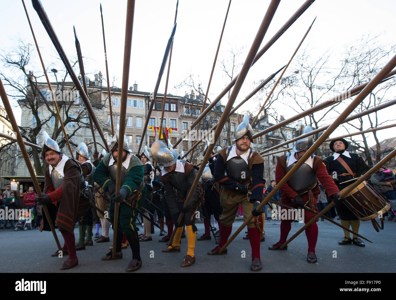 Genf, Schweiz. 11. Dezember 1602. Personen, die in alten Uniformen der Pikeniere gekleidet ausführen während der L'Escalade (das Gesetz der Skalierung Verteidigungsmauern) Feierlichkeiten in Genf, Schweiz, 12. Dezember 2015. L ' Escalade ist ein jährliches Festival hielt im Dezember in Genf, Schweiz, feiert die Niederlage der Überraschungsangriff von den Truppen von Herzog von Savoyen in der Nacht vom 11. Dezember 1602 geschickt. © Xu Jinquan/Xinhua/Alamy Live-Nachrichten Stockfoto