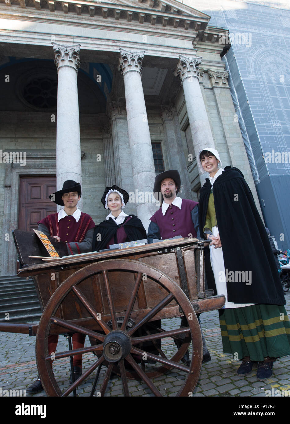 Genf, Schweiz. 11. Dezember 1602. Personen, die in alten Uniformen gekleidet ausführen während der L'Escalade (das Gesetz der Skalierung Verteidigungsmauern) Feierlichkeiten in Genf, Schweiz, 12. Dezember 2015. L ' Escalade ist ein jährliches Festival hielt im Dezember in Genf, Schweiz, feiert die Niederlage der Überraschungsangriff von den Truppen von Herzog von Savoyen in der Nacht vom 11. Dezember 1602 geschickt. © Xu Jinquan/Xinhua/Alamy Live-Nachrichten Stockfoto