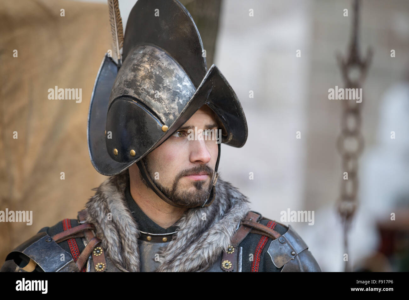 Genf, Schweiz. 11. Dezember 1602. Ein junger Mann in alten Uniform des Soldaten gekleidet führt während der L'Escalade (das Gesetz der Skalierung Verteidigungsmauern) Feierlichkeiten in Genf, Schweiz, 12. Dezember 2015. L ' Escalade ist ein jährliches Festival hielt im Dezember in Genf, Schweiz, feiert die Niederlage der Überraschungsangriff von den Truppen von Herzog von Savoyen in der Nacht vom 11. Dezember 1602 geschickt. © Xu Jinquan/Xinhua/Alamy Live-Nachrichten Stockfoto