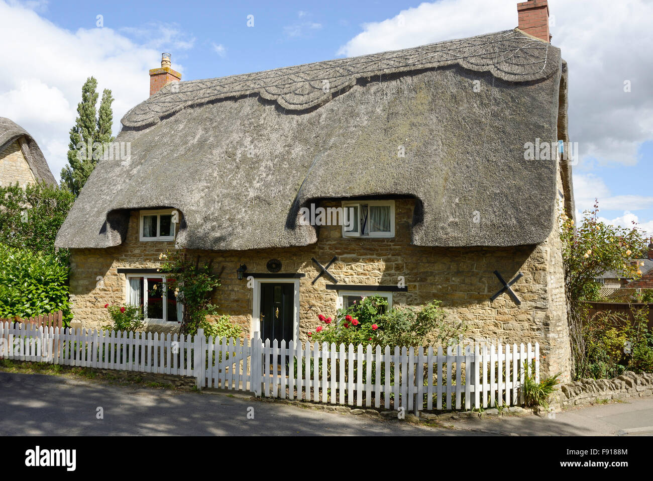 Reetdachhaus, Bridge Road, Stoke Bruerne, Northamptonshire, England, Vereinigtes Königreich Stockfoto