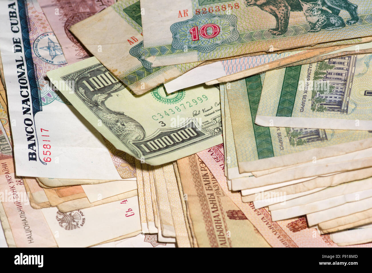 Haufen von Banknoten aus den verschiedenen Ländern der Welt Stockfoto