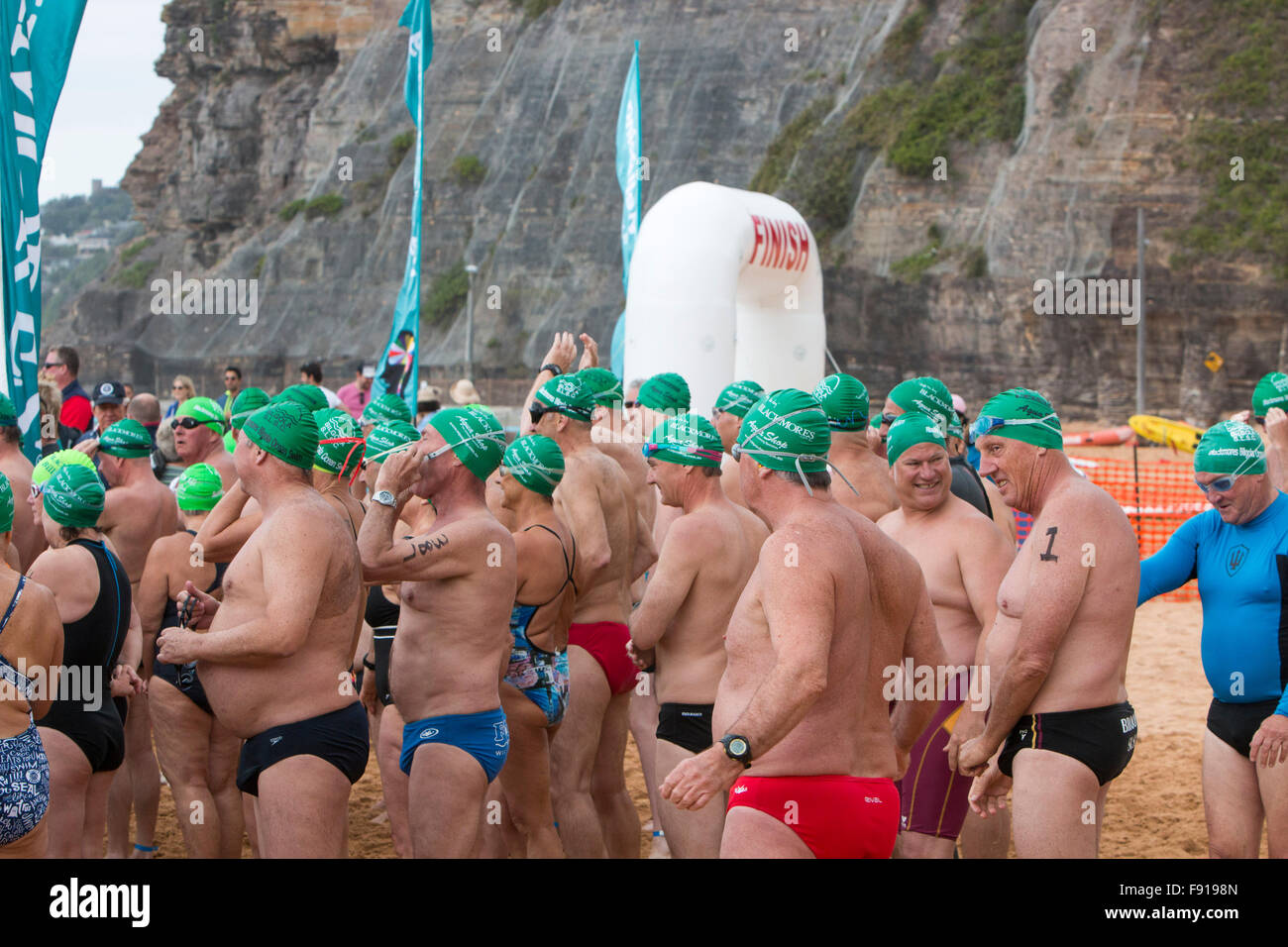 Sydney, Australien. 13. Dezember 2015. Bilgola Strand Meer Schwimmen Rennen über 1,5 Kilometer, Bestandteil der jährlichen Pittwater Ozean schwimmen Serie, Sydney, Australien-Credit: model10/Alamy Live-Nachrichten Stockfoto