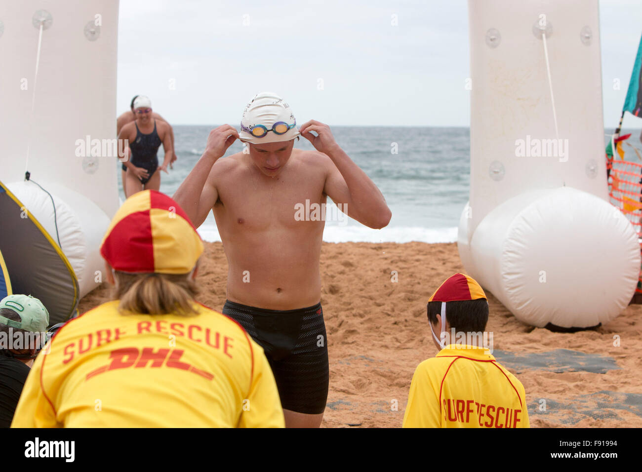 Sydney, Australien. 13. Dezember 2015. Ziellinie Bilgola Strand Meer Schwimmen Rennen über 1,5 Kilometer, Bestandteil der jährlichen Pittwater Ozean schwimmen Serie, Sydney, Australien-Credit: model10/Alamy Live-Nachrichten Stockfoto