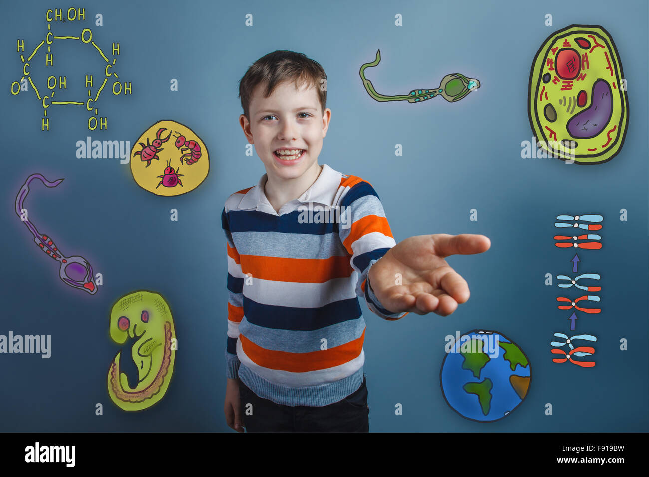 Teen junge lacht und streckt seine Hand nach vorne Symbole Biologie edu Stockfoto