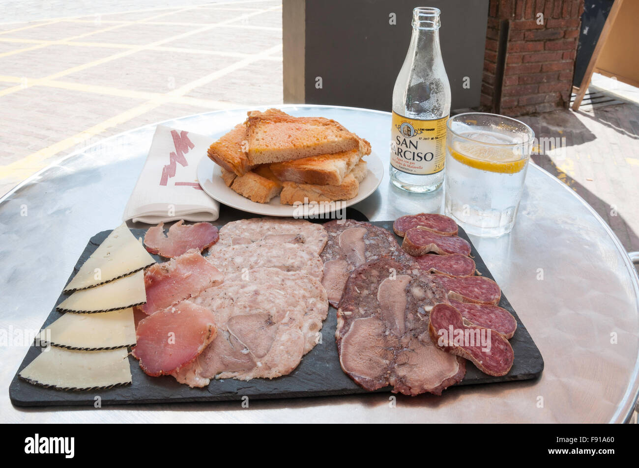 Spanisch getrocknete Fleisch und Käse Platte im Restaurant El Sifo, Placa Dels Bous, Hostalric, Provinz Girona, Katalonien, Spanien Stockfoto