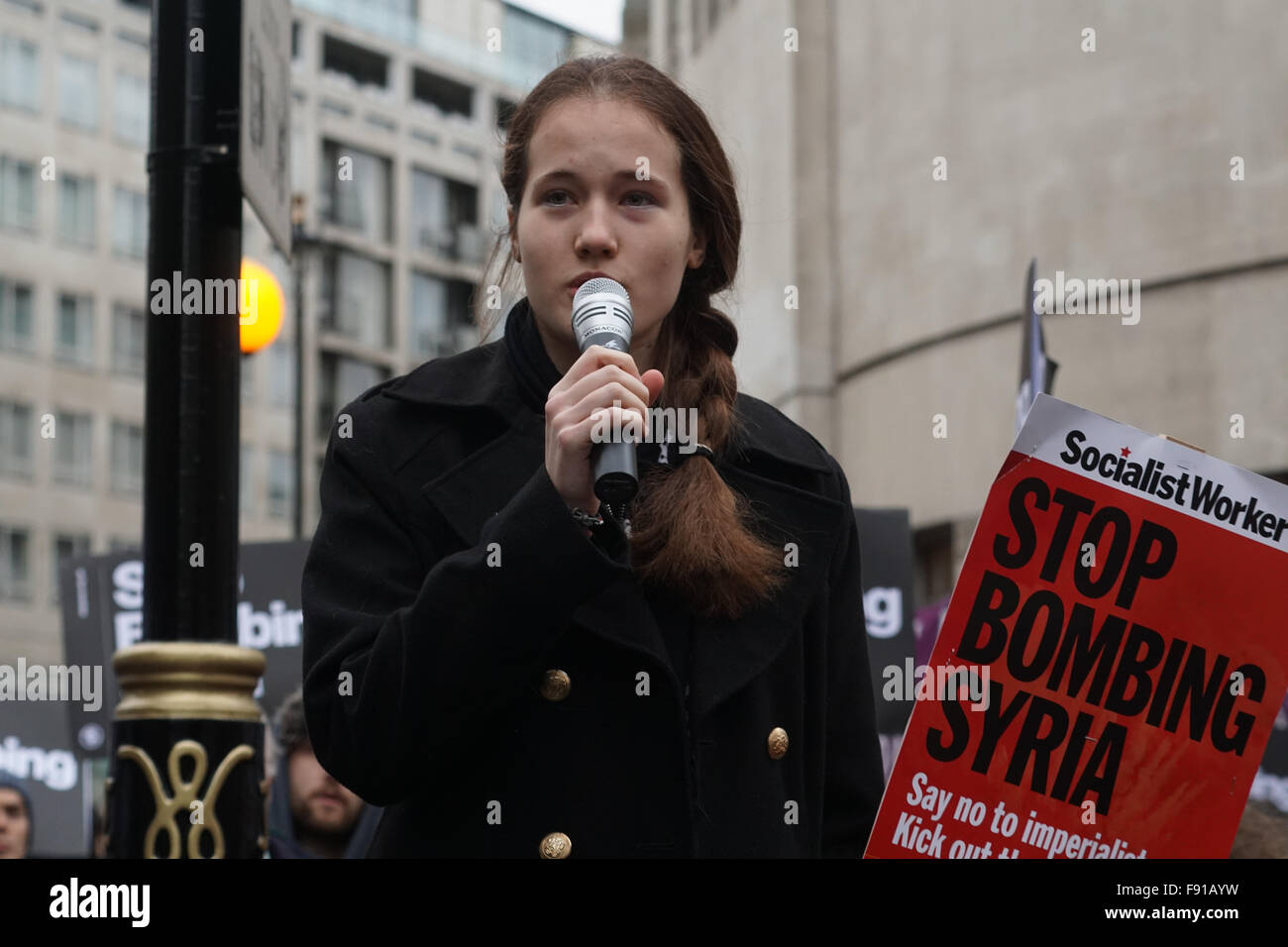 London, UK. 12. Dezember 2015. Tausende von Demonstranten Versammlung bei der BBC Broadcasting House März bis Downing Strret Kundgebung gegen britische Bombardierung Syrien. Es nur Morde unschuldig und es is nicht aufhören können wachsen und es wird Terrotists in London zu radikalisieren. Bildnachweis: Siehe Li/Alamy Live News Stockfoto