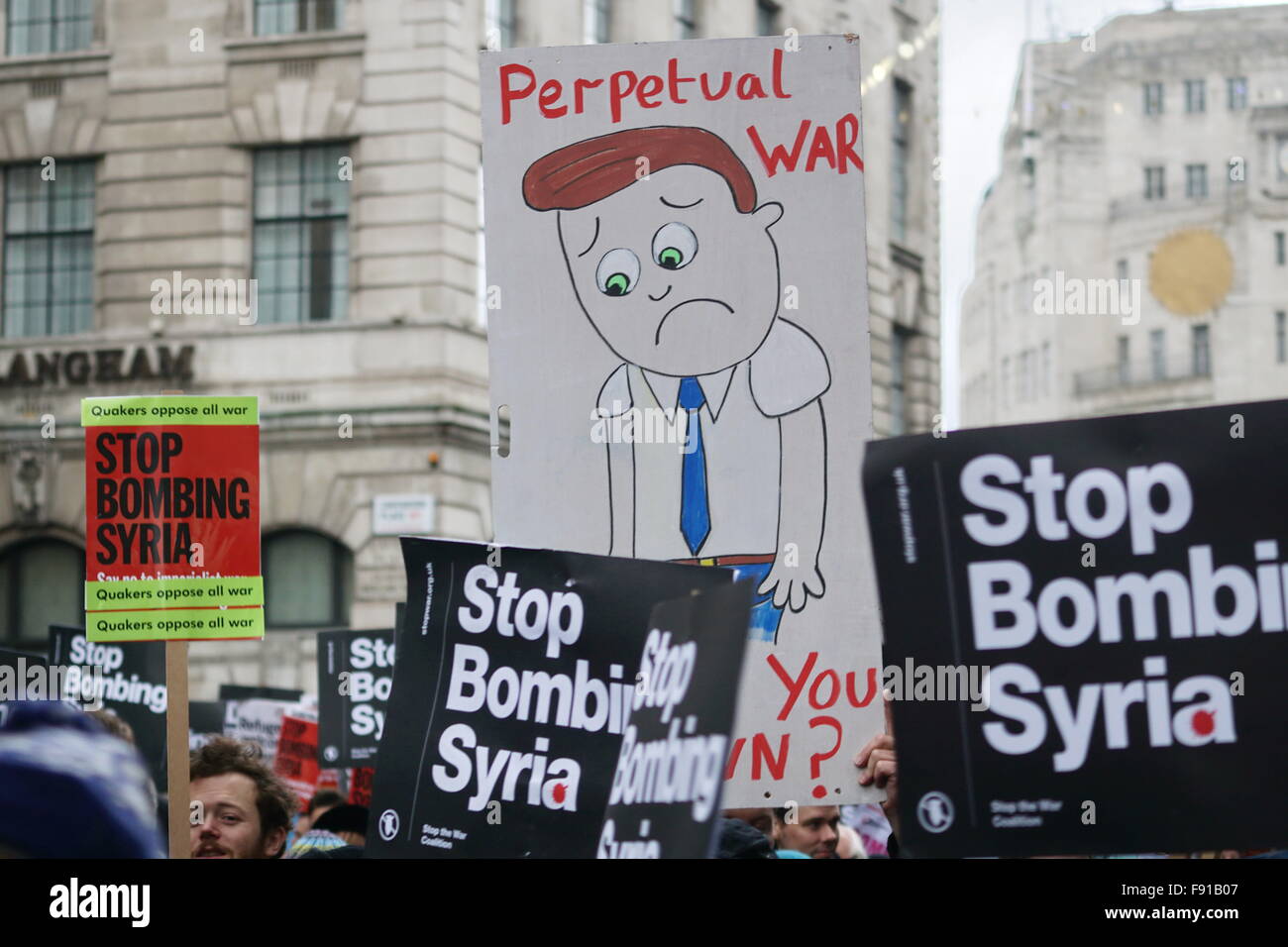 London, UK. 12. Dezember 2015. Tausende von Demonstranten Versammlung bei der BBC Broadcasting House März bis Downing Strret Kundgebung gegen britische Bombardierung Syrien. Es nur Morde unschuldig und es is nicht aufhören können wachsen und es wird Terrotists in London zu radikalisieren. Bildnachweis: Siehe Li/Alamy Live News Stockfoto