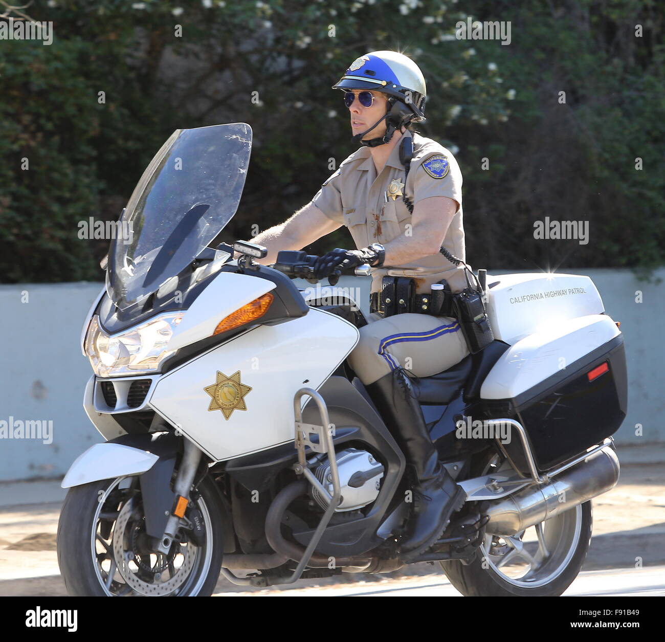 Schauspieler Dax Shepard trifft die Straße von Los Angeles als Highway Patrolman Jon Baker mit co-star Michael Pena als Frank "Ponch" Poncharello in dem Remake des 70er Jahre hit "Chips".  Mitwirkende: Dax Shepard wo: Los Angeles, California, Vereinigte Staaten von Amerika als: 11 Nr. Stockfoto