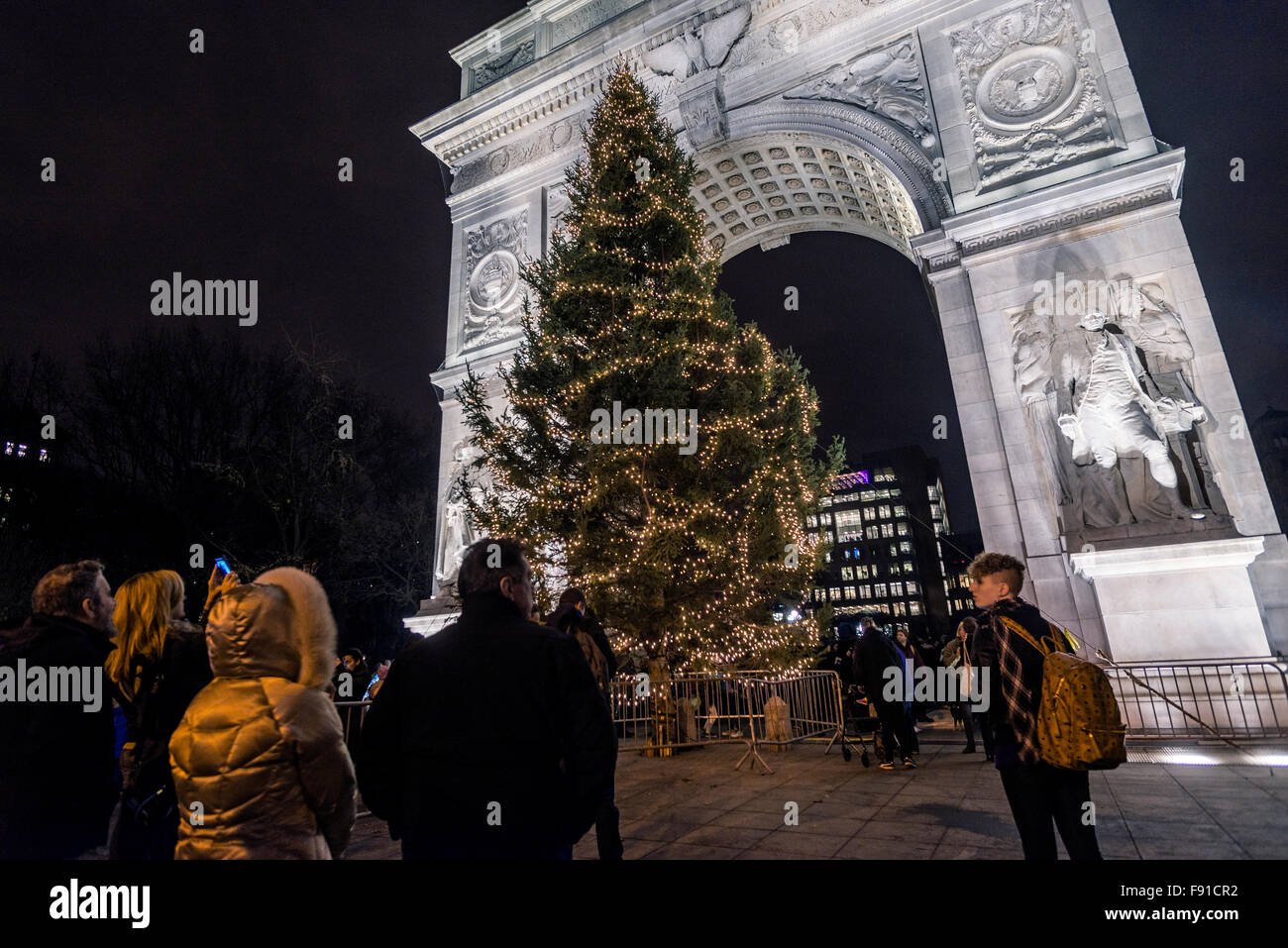 New York, NY 9. Dezember 2015 Weihnachtsbaum Beleuchtungszeremonie im Washington Square Park © Stacy Walsh Rosenstock/Alamy Stockfoto