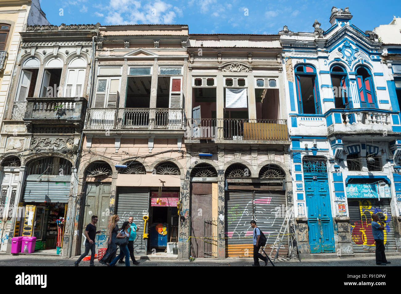 RIO DE JANEIRO, Brasilien - 22. Oktober 2015: Fußgänger passieren vor eklektischen Architektur im Stadtteil Santa Teresa. Stockfoto