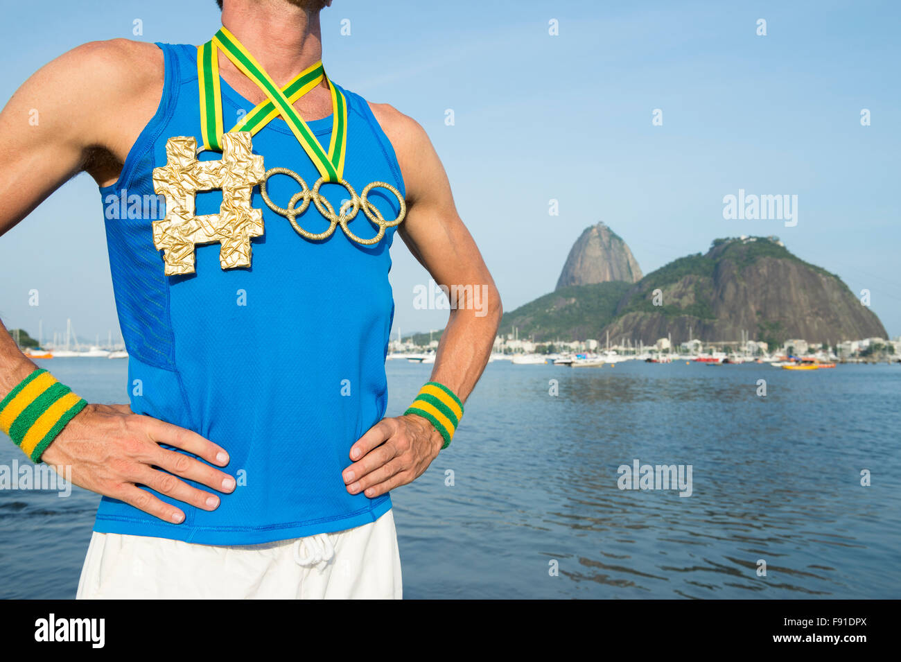 RIO DE JANEIRO, Brasilien - 10. November 2015: Sportler tragen Hashtag und Olympischen Ringe gold Medaillen liegt bei Botafogo-Bucht. Stockfoto
