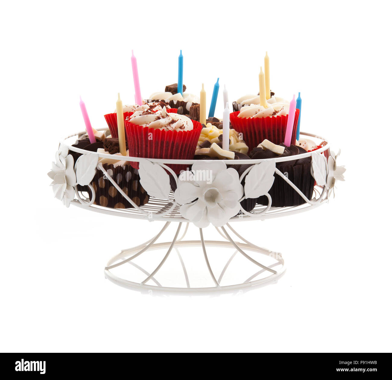 Geburtstag-Muffins auf einem Ständer mit Kerzen auf einem weißen Hintergrund Stockfoto