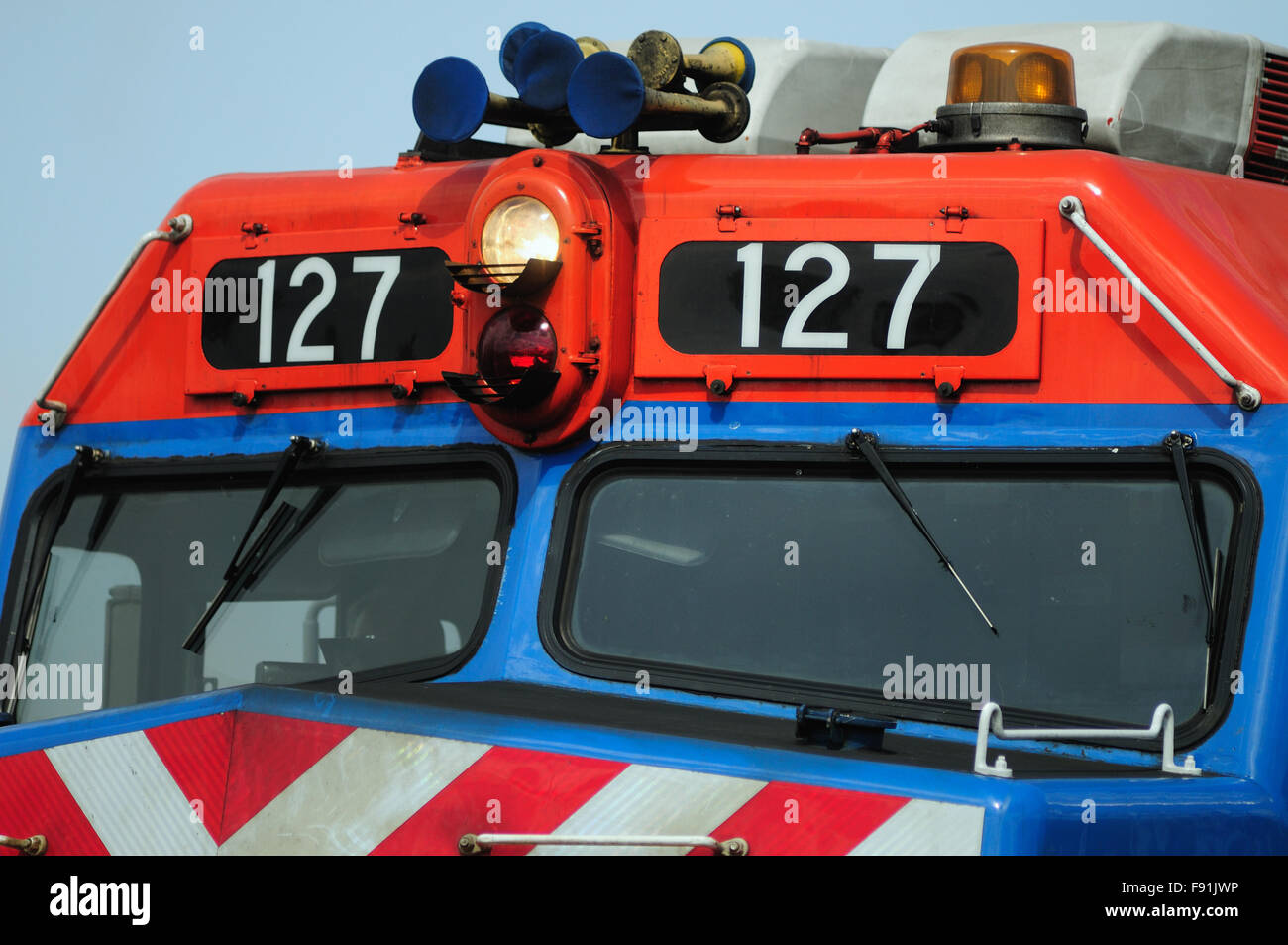 Closeup Detail auf der Kabine des Metra Lokomotive führenden ein nahverkehrszug durch West Chicago, Illinois, in einem Vorort von Chicago. USA. Stockfoto