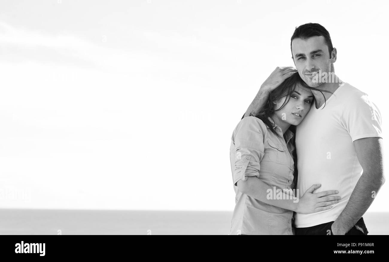 glückliches junges Paar in der Liebe haben Romantik auf Balkon mit Meer und blauer Himmel im Hintergrund im Freien entspannen Stockfoto