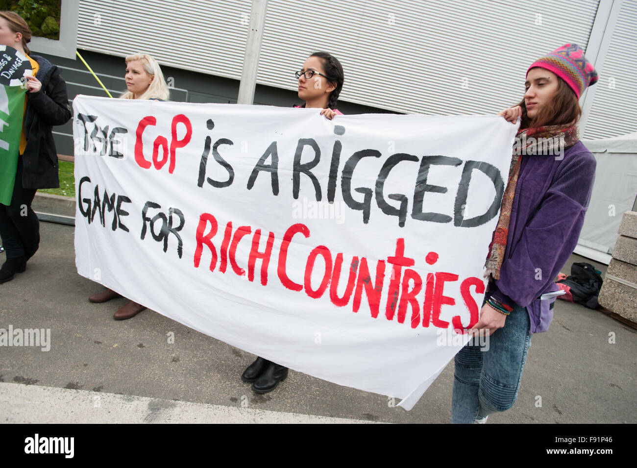 Klima-Aktivisten auf der COP21 UN-Klimakonferenz-Gipfel in Paris, Frankreich, Bühne Protest kritisiert den Prozess als "manipulierten Spiel für die reichen Länder", 1. Dezember 2015. Stockfoto