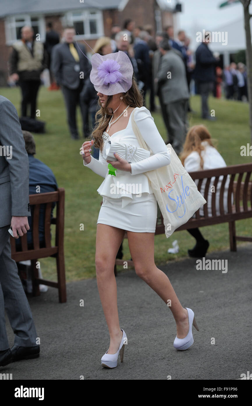 Das Grand National Festival am Ladies Day. Stockfoto