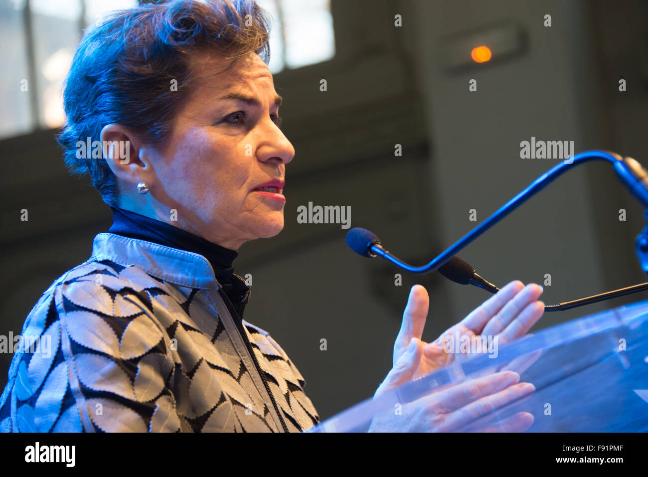 Christiana Figueres, Exekutivsekretär der UN Framework Convention on Climate Change, spricht nach mit einigen 1,8 Millionen Unterschriften auf eine interreligiöse Petition für Klimagerechtigkeit während der COP21 Klima-Gipfel in Paris, Frankreich, 28. November 2015 präsentiert. Stockfoto