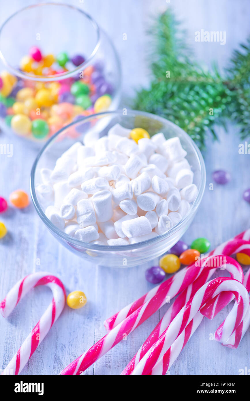 Weihnachten süße und Dekoration auf einem Tisch Stockfoto