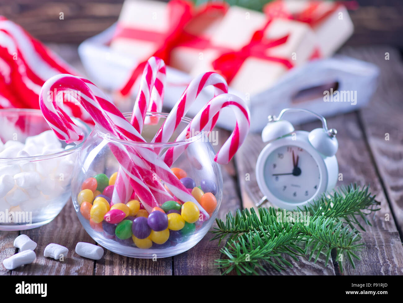 Weihnachten süße und Dekoration auf einem Tisch Stockfoto