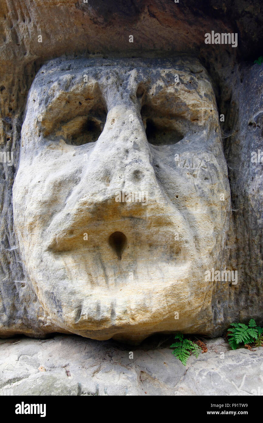 Erschreckende Stein Kopf - Stein-Skulptur im Wald Stockfoto