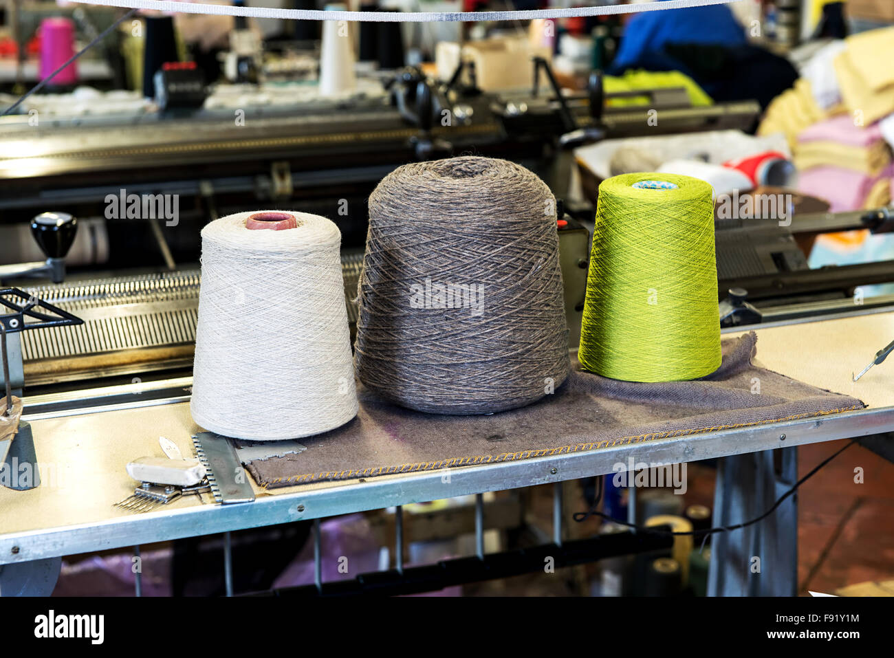 Detail der drei industriellen Größe Spulen von Baumwollgarn in verschiedenen Farben in der industriellen Fertigung Lager Einstellung Stockfoto