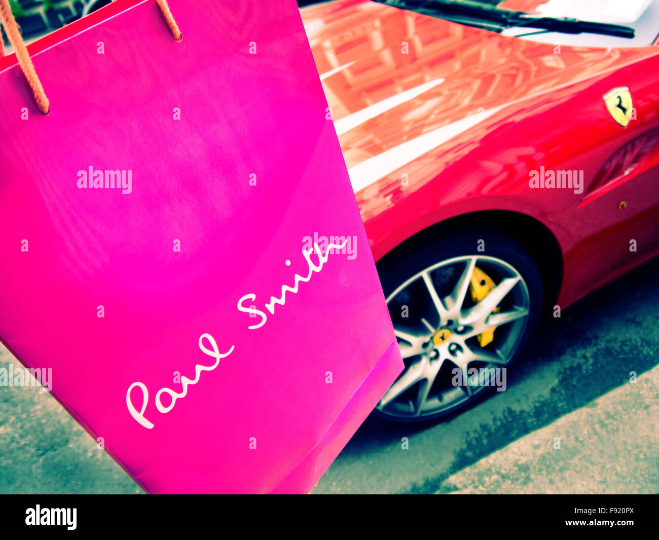 Junge Frau Shopper mit Paul Smith Einkaufstasche im West End von London UK Stockfoto