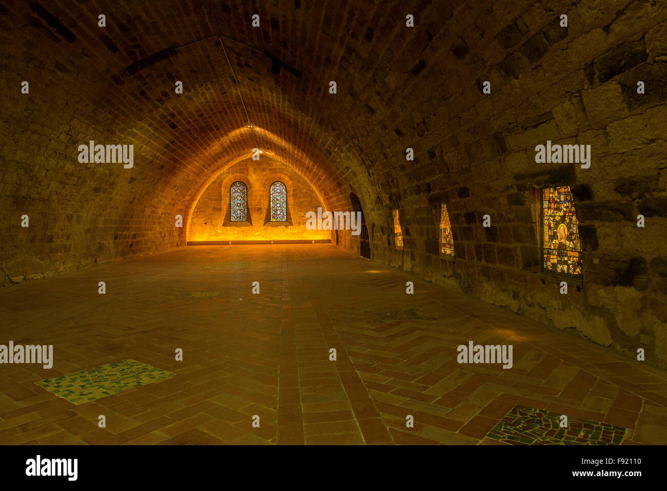 Im Inneren der Laien Schlafsaal, L'Abbaye Sainte-Marie de Fontfroide oder Fontfroide Abbey, in der Nähe von Narbonne, SW Frankreichs. Stockfoto