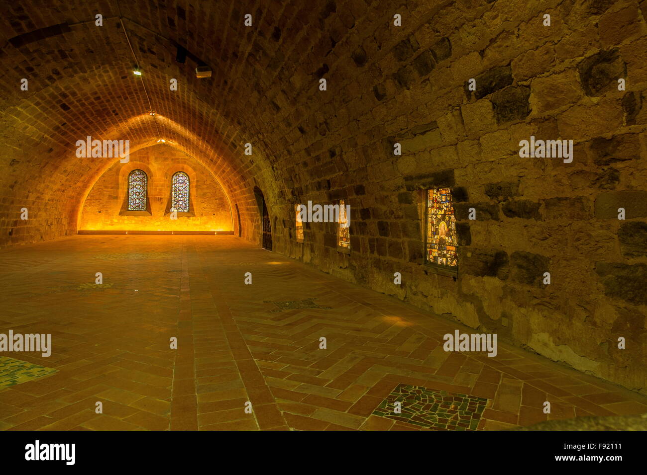 Im Inneren der Laien Schlafsaal, L'Abbaye Sainte-Marie de Fontfroide oder Fontfroide Abbey, in der Nähe von Narbonne, SW Frankreichs. Stockfoto