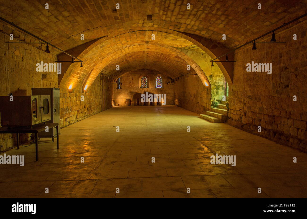 Keller, cellier L'Abbaye Sainte-Marie de Fontfroide oder Fontfroide Abbey, in der Nähe von Narbonne, SW Frankreich. Stockfoto
