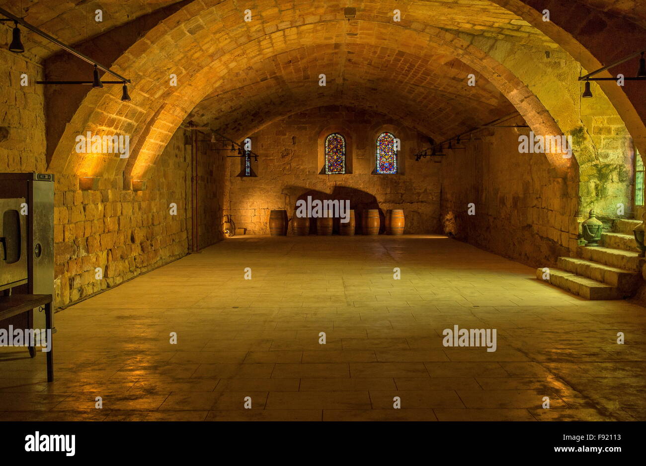 Keller, cellier L'Abbaye Sainte-Marie de Fontfroide oder Fontfroide Abbey, in der Nähe von Narbonne, SW Frankreich. Stockfoto