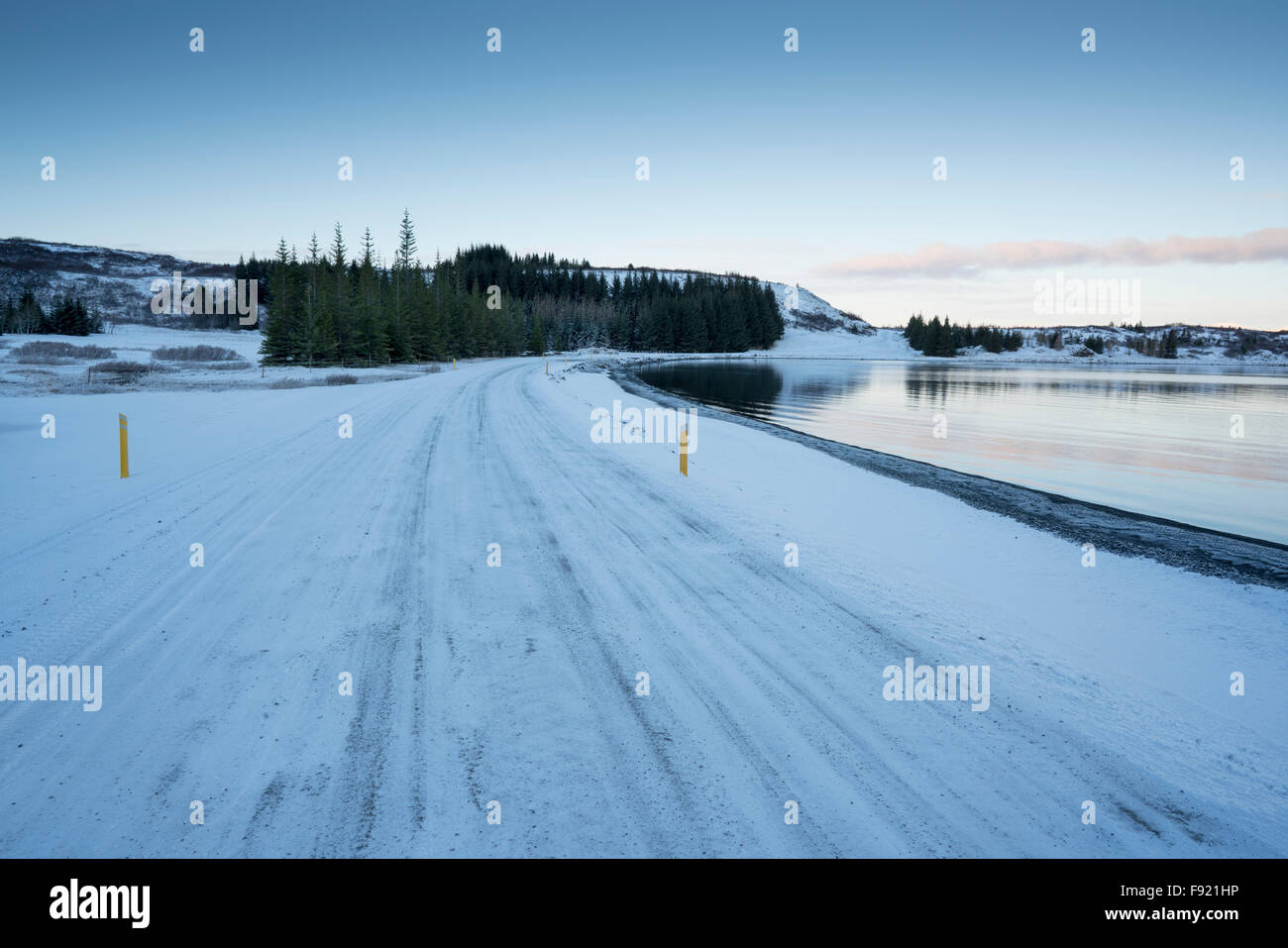 Eis-überdachte Strasse an der See Thingvallavatn, Island- Stockfoto