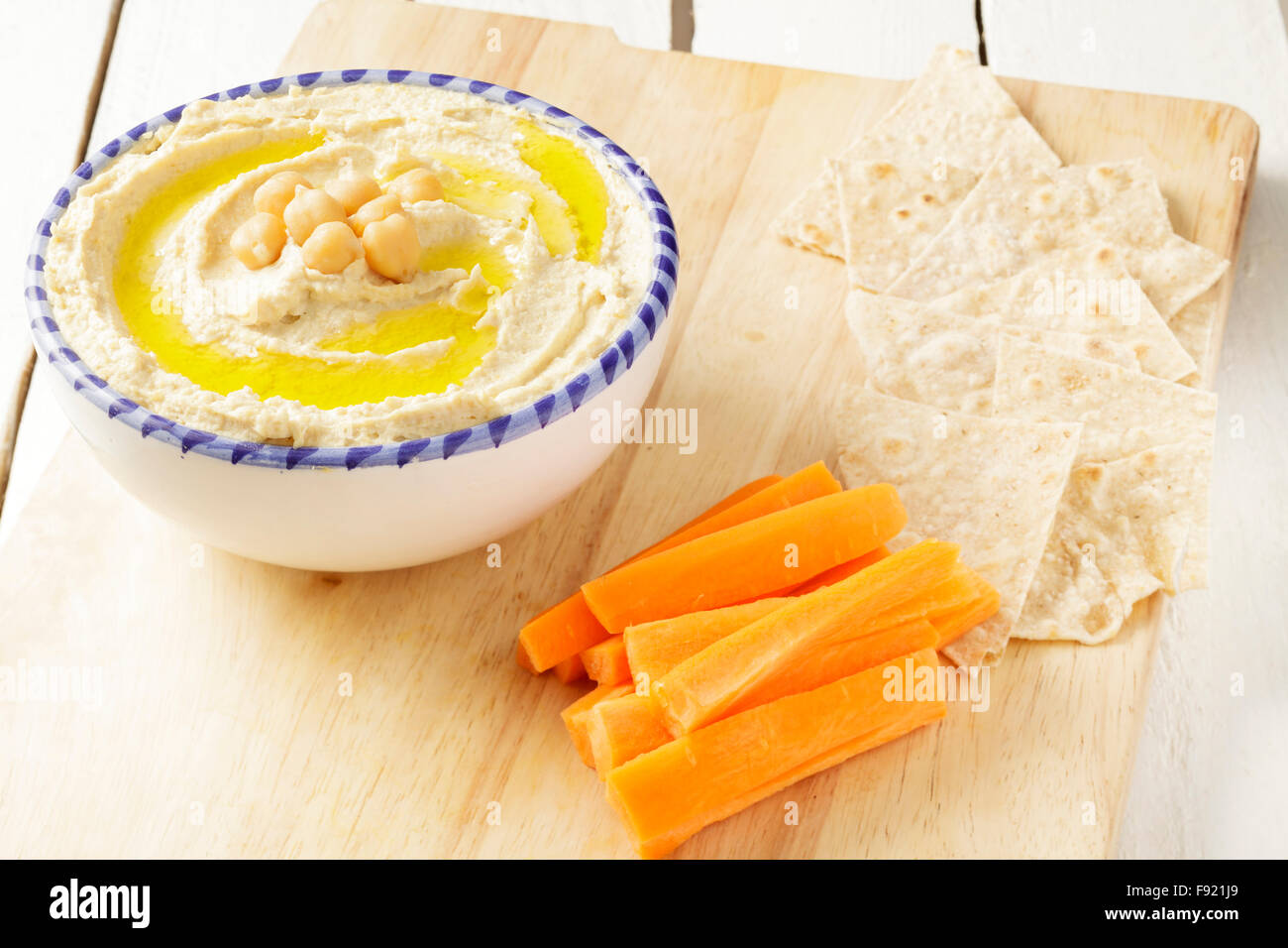 Hummus und Karotten-Sticks mit Fladenbrot Stockfoto