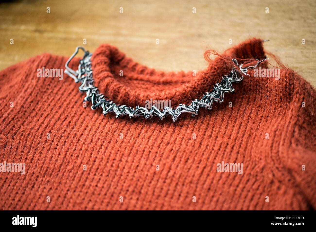 Arbeiten an wollenen Pullover Kragen in einer Strickwaren-Fabrik  Stockfotografie - Alamy