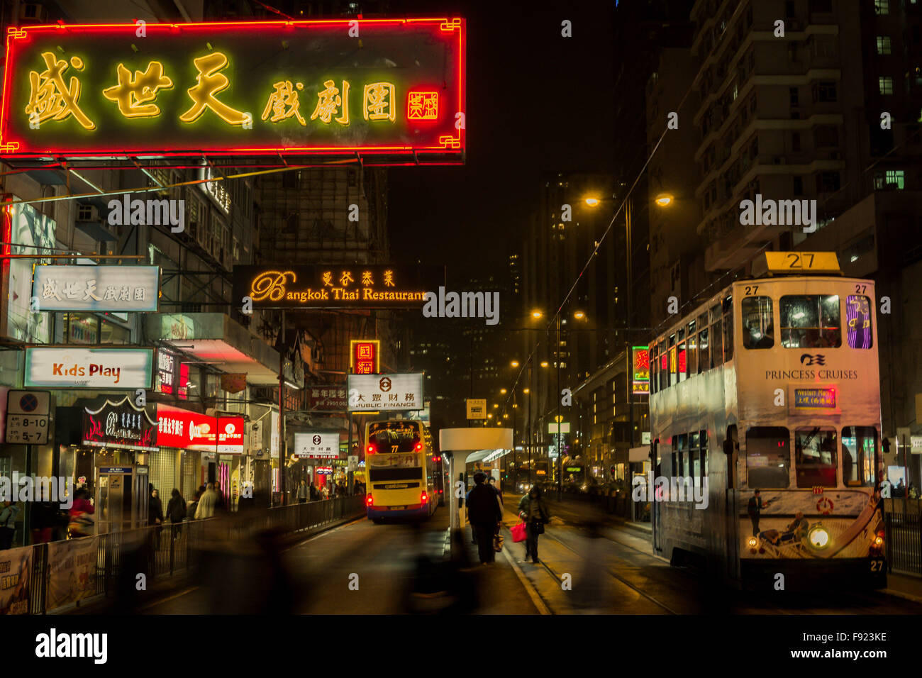 Hong Kong Straßenbild mit Straßenbahnen Stockfoto
