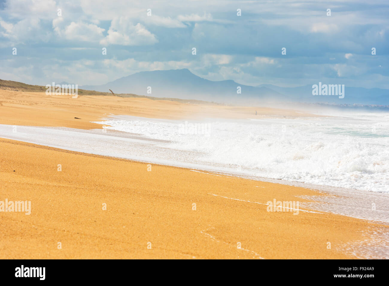 Langer Sand Atlantik Strand mit Wellen des Ozeans. Département Gironde, Frankreich. Schuss mit einer selektiven Fokus Stockfoto