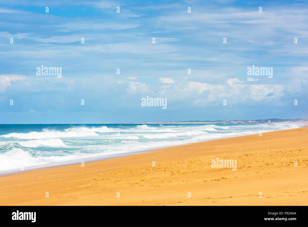 Langer Sand Atlantik Strand mit Wellen des Ozeans. Département Gironde, Frankreich. Schuss mit einer selektiven Fokus Stockfoto
