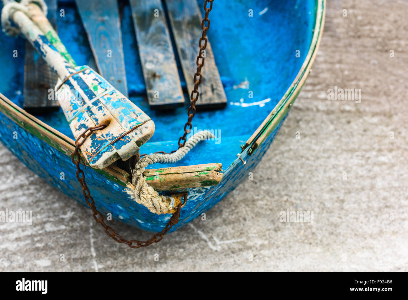 Alte blaue Holz shabby Angeln Boot Detail. Schuss mit einer selektiven Fokus Stockfoto