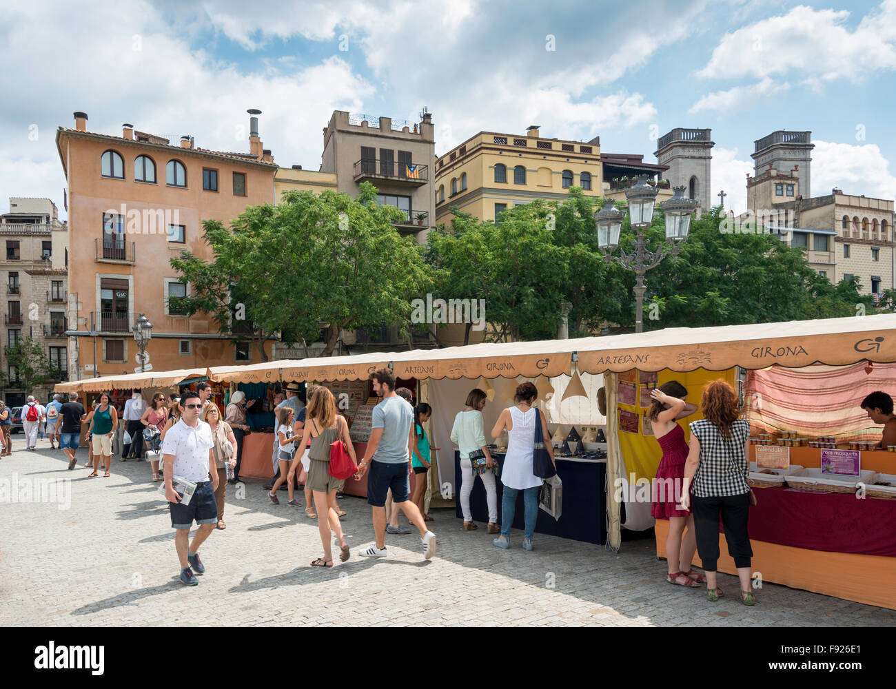Althergebrachten Markt am Pont de Pedra, Old Town, Girona (Gerona), Provinz Girona, Katalonien, Spanien Stockfoto