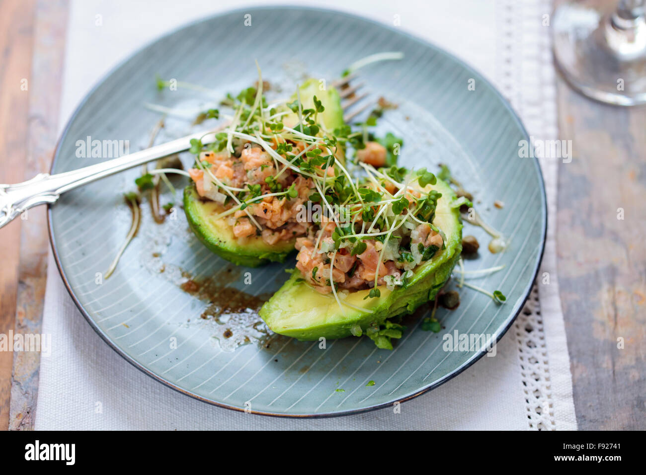 Lachstatar und avocado Stockfoto