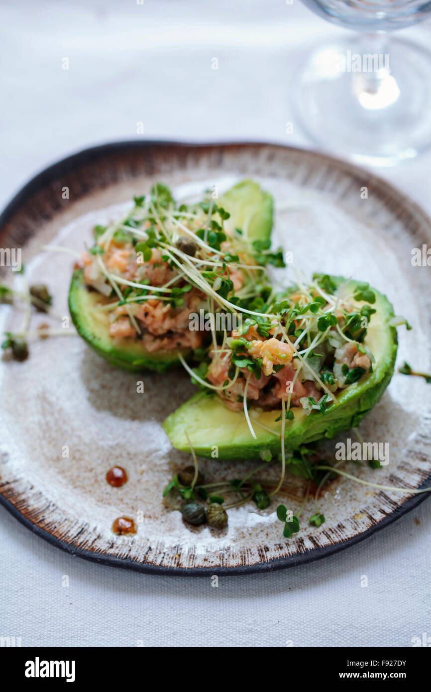 Lachstatar und avocado Stockfoto