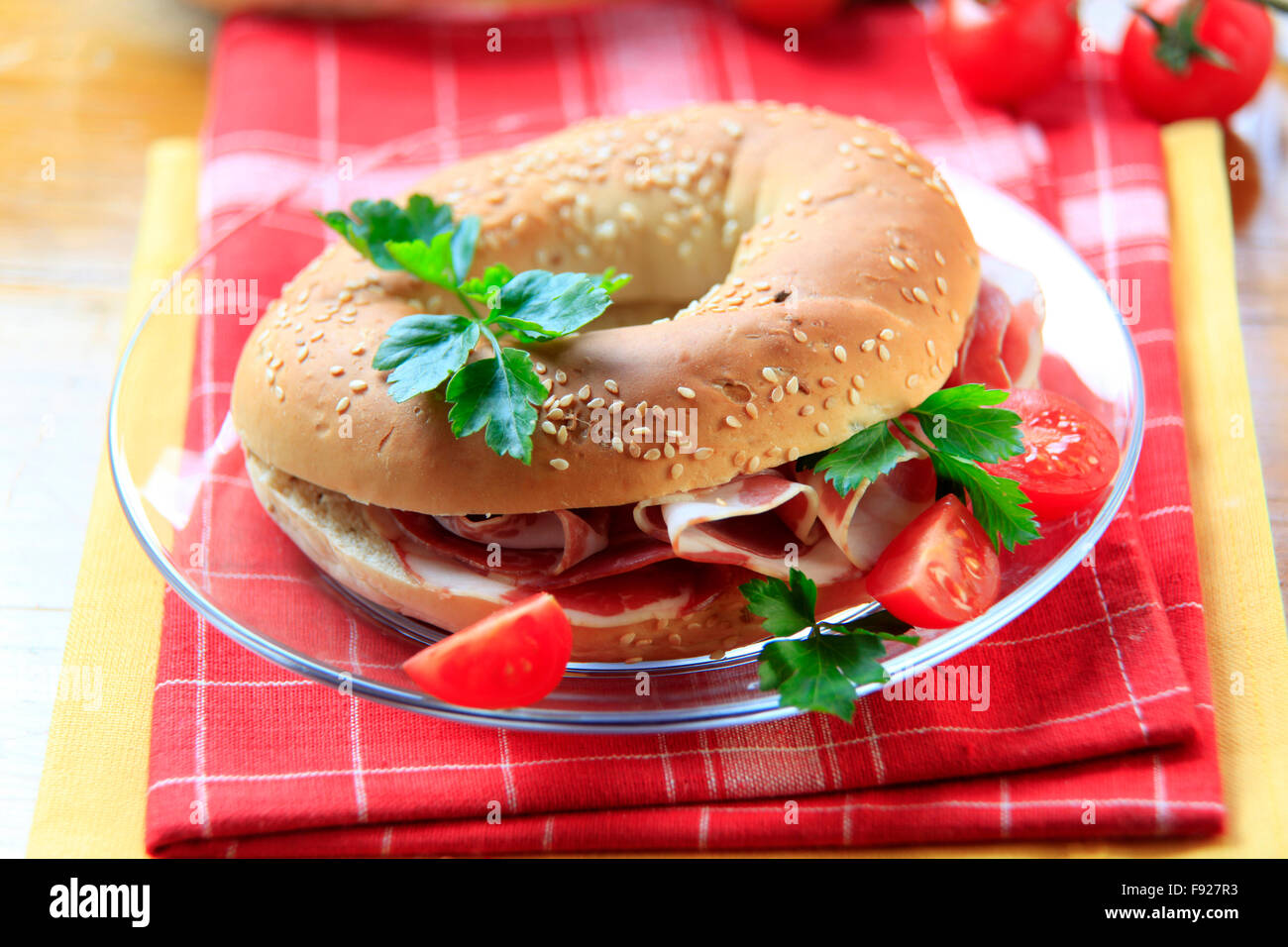 Bagel mit dünne Scheiben Schinken Stockfoto