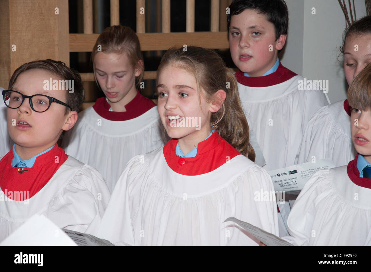 Schule Kinderchor singen Weihnachten Weihnachtslieder, Winkfield Zeile, Berkshire, England, Vereinigtes Königreich Stockfoto