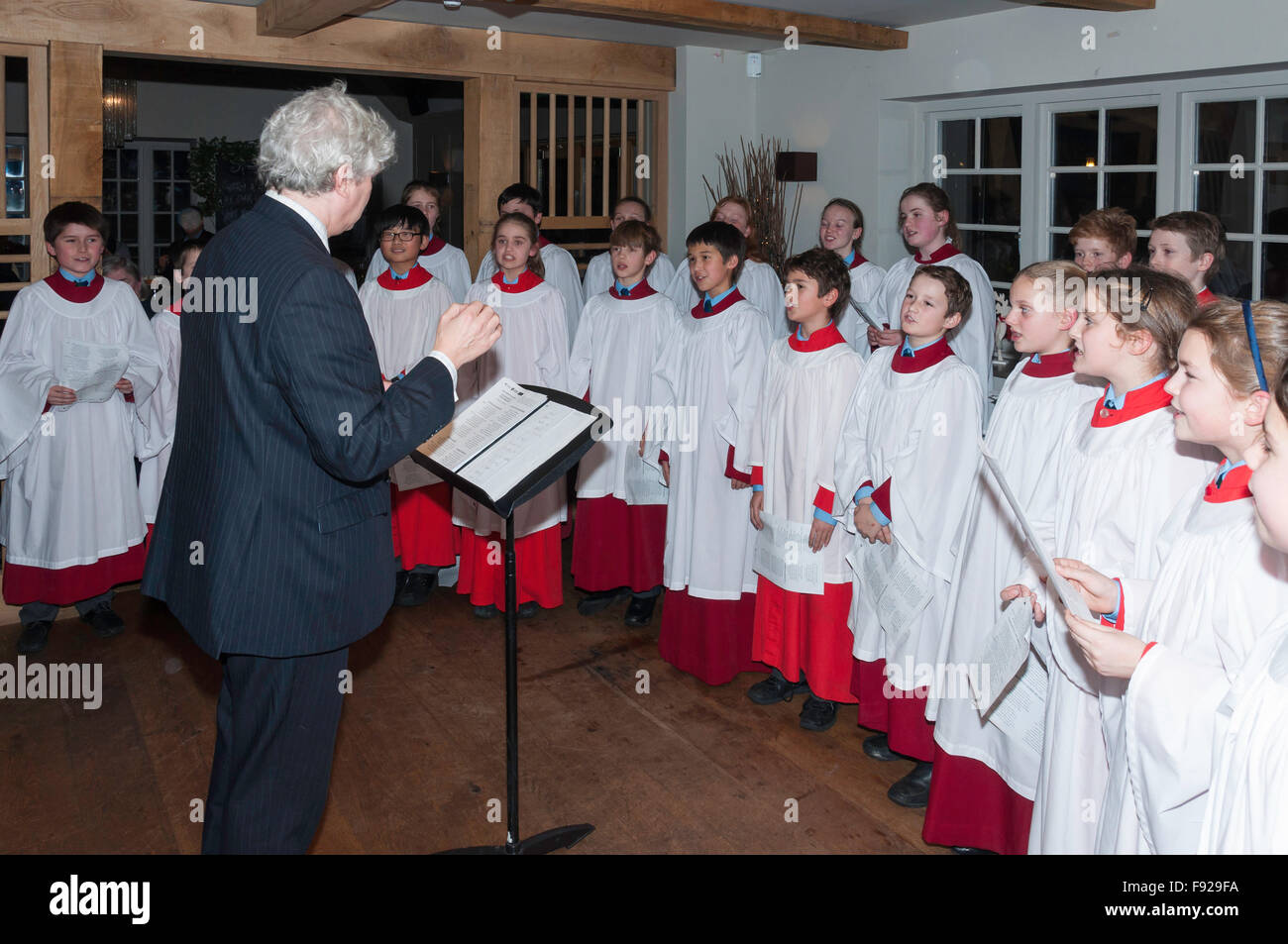 Schule Kinderchor singen Weihnachten Weihnachtslieder, Winkfield Zeile, Berkshire, England, Vereinigtes Königreich Stockfoto